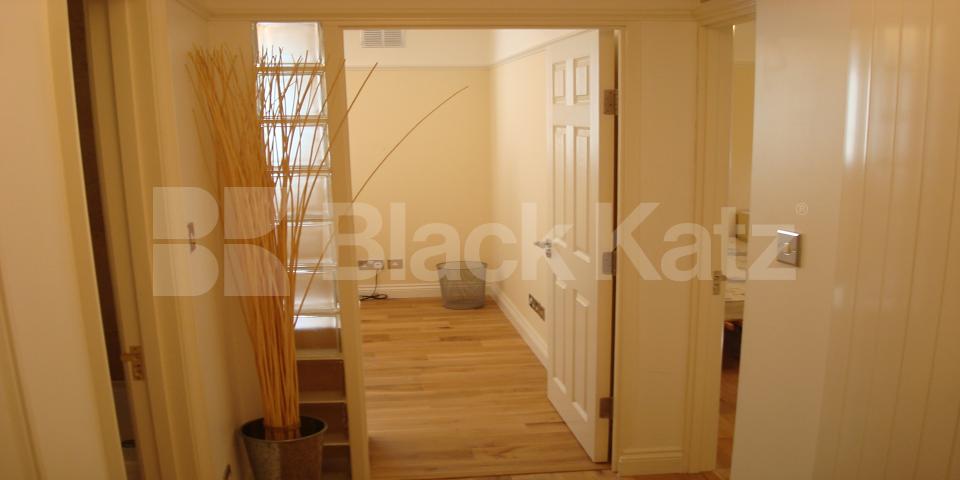 			GREAT FOR 3 SHARERS!, 2 Bedroom, 1 bath, 1 reception Flat			 Hall Place, LITTLE VENICE